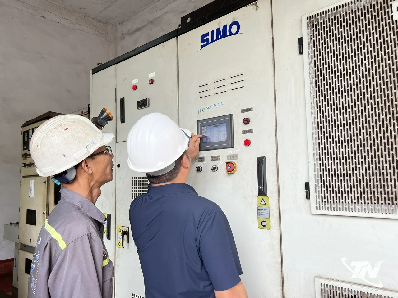 Ông Cao Tiểu Phong (Áo sẫm), chuyên gia xử lý môi trường, Công ty TNHH SIMO (Trung Quốc) đang trực triếp kiểm tra thông số kỹ thuật sau khi sửa chữa, khắc phục, lắp đặt lại thiết bị.