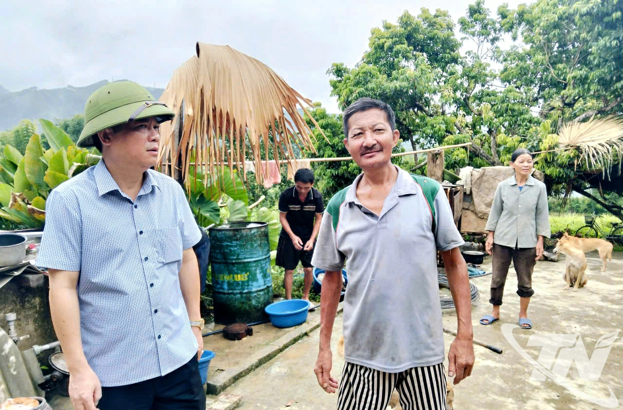 Đồng chí Hoàng Nguyễn Việt, Bí thư Đảng ủy kiêm Chủ tịch HĐND xã Thanh Thịnh, thăm nắm tình hình và chỉ đạo tháo gỡ khó khăn trong việc xóa nhà tạm, nhà dột nát tại thôn Bản Chàng.