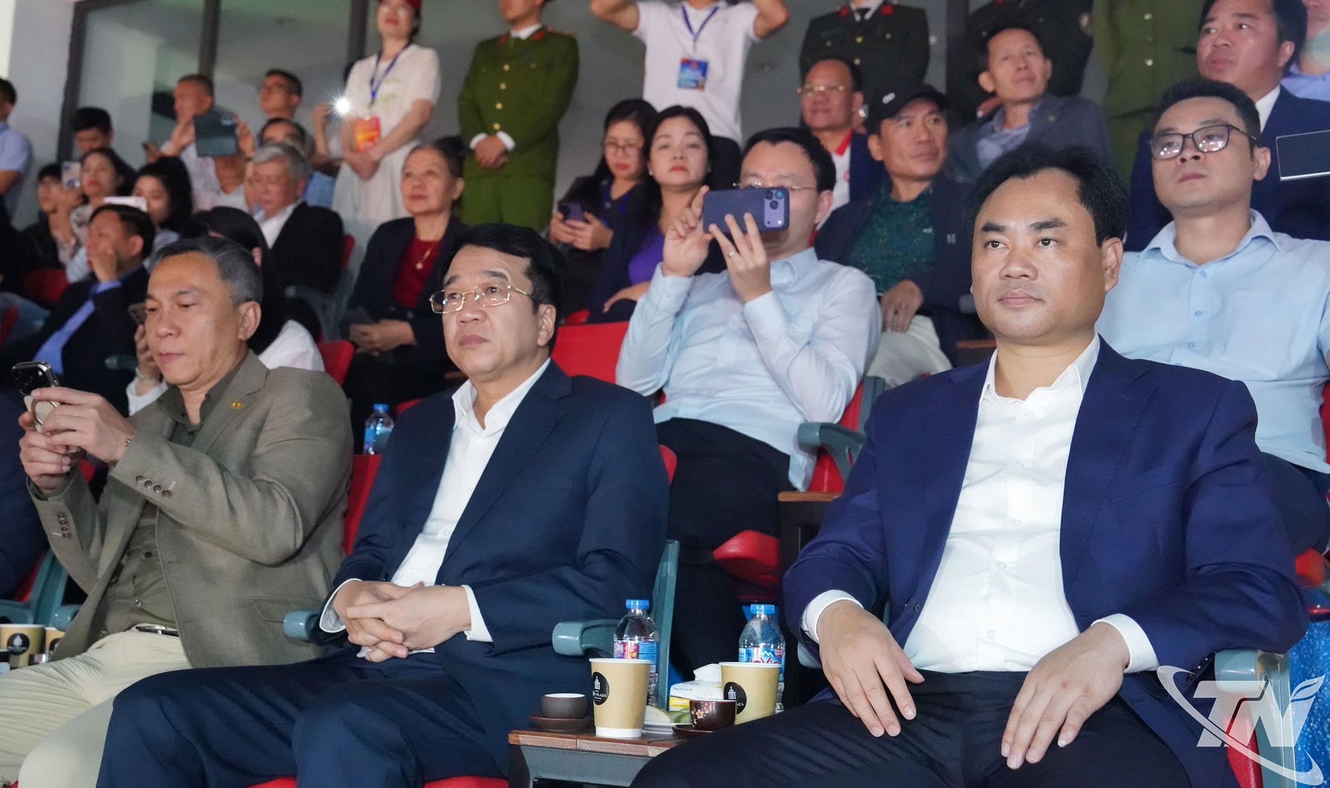 Đồng ch&iacute; B&iacute; thư Tỉnh ủy L&agrave;o Cai Trịnh Việt H&ugrave;ng v&agrave; c&aacute;c đại biểu dự Lễ khai mạc.