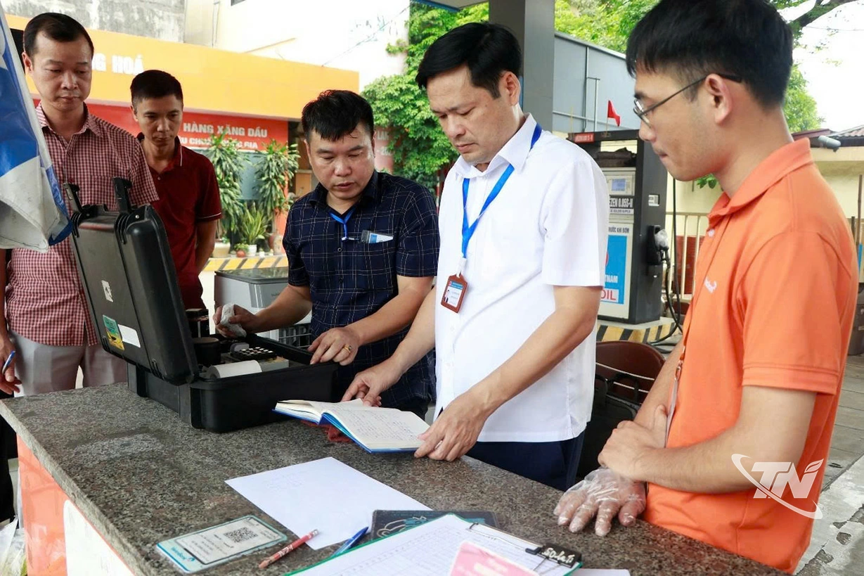 Đoàn kiểm tra sử dụng thiết bị ZX 101RZ để test nhanh chất lượng xăng sinh học E10.