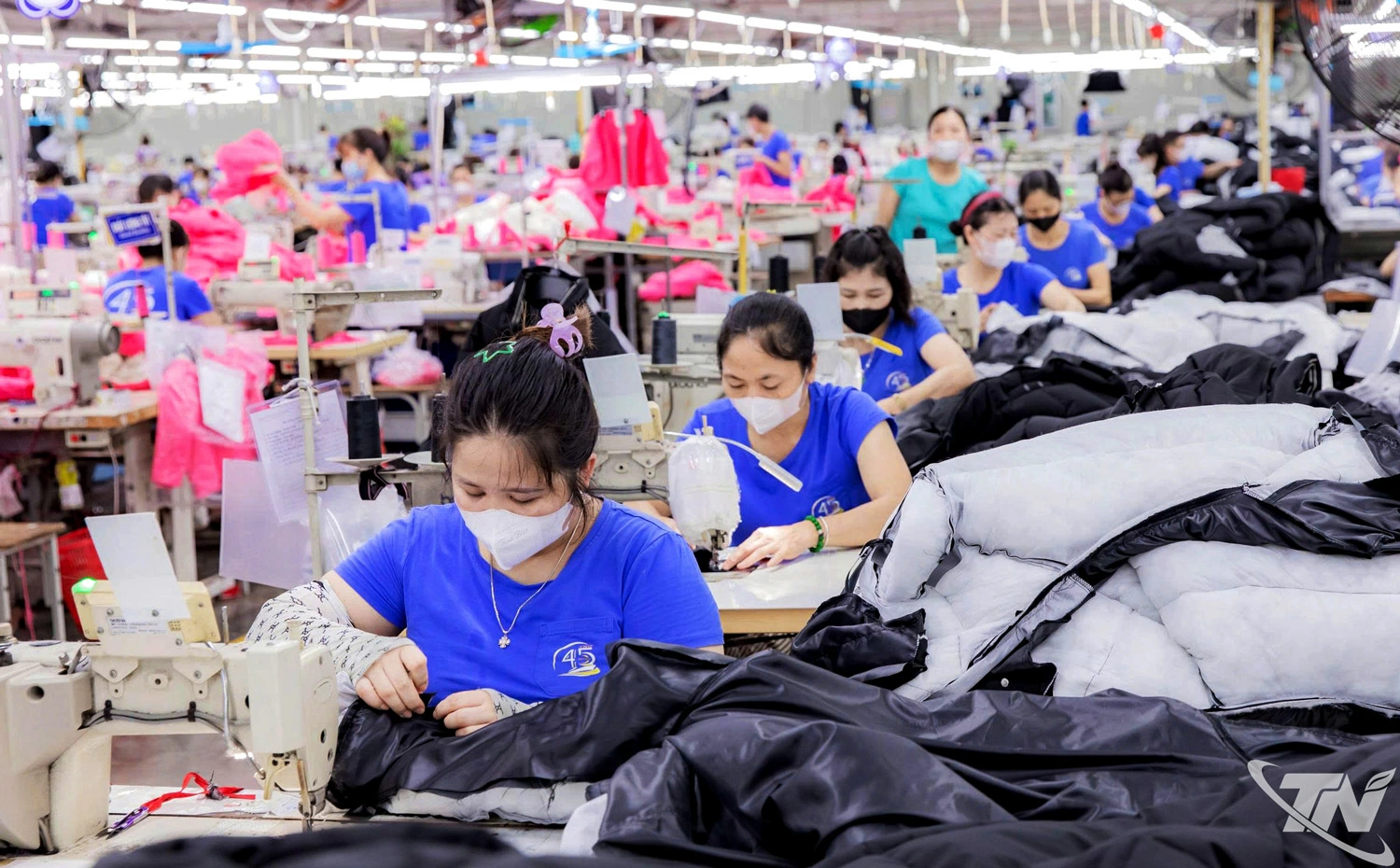 Thời gian qua, Công ty CP Đầu tư và Thương mại TNG chú trọng nâng cao năng suất, sản lượng hàng may mặc, phục vụ kịp thời các đơn hàng xuất khẩu.