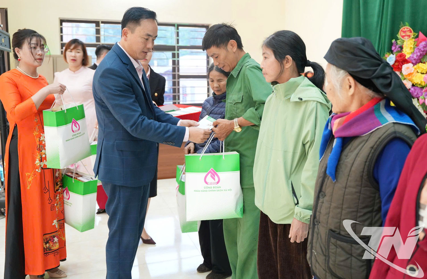 &Ocirc;ng Phạm Tuấn Hưng, Gi&aacute;m đốc Chi nh&aacute;nh NHCSXH tỉnh Th&aacute;i Nguy&ecirc;n trao qu&agrave;, động vi&ecirc;n c&aacute;c gia đ&igrave;nh c&oacute; ho&agrave;n cảnh kh&oacute; khăn tại x&atilde; Phượng Tiến.