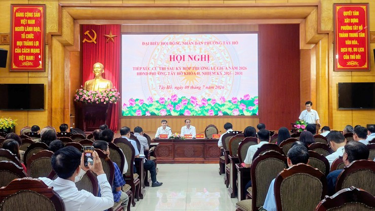 quang-canh-iep-xuc-cu-tri-tay-ho.jpg