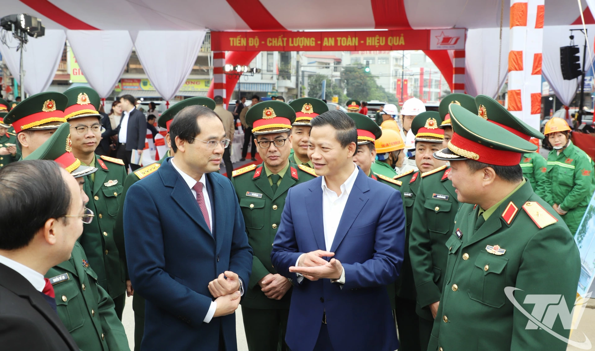 Các đồng chí lãnh đạo tỉnh Thái Nguyên và đại biểu tại Lễ khởi công Dự án xây dựng mới cầu Gia Bẩy.