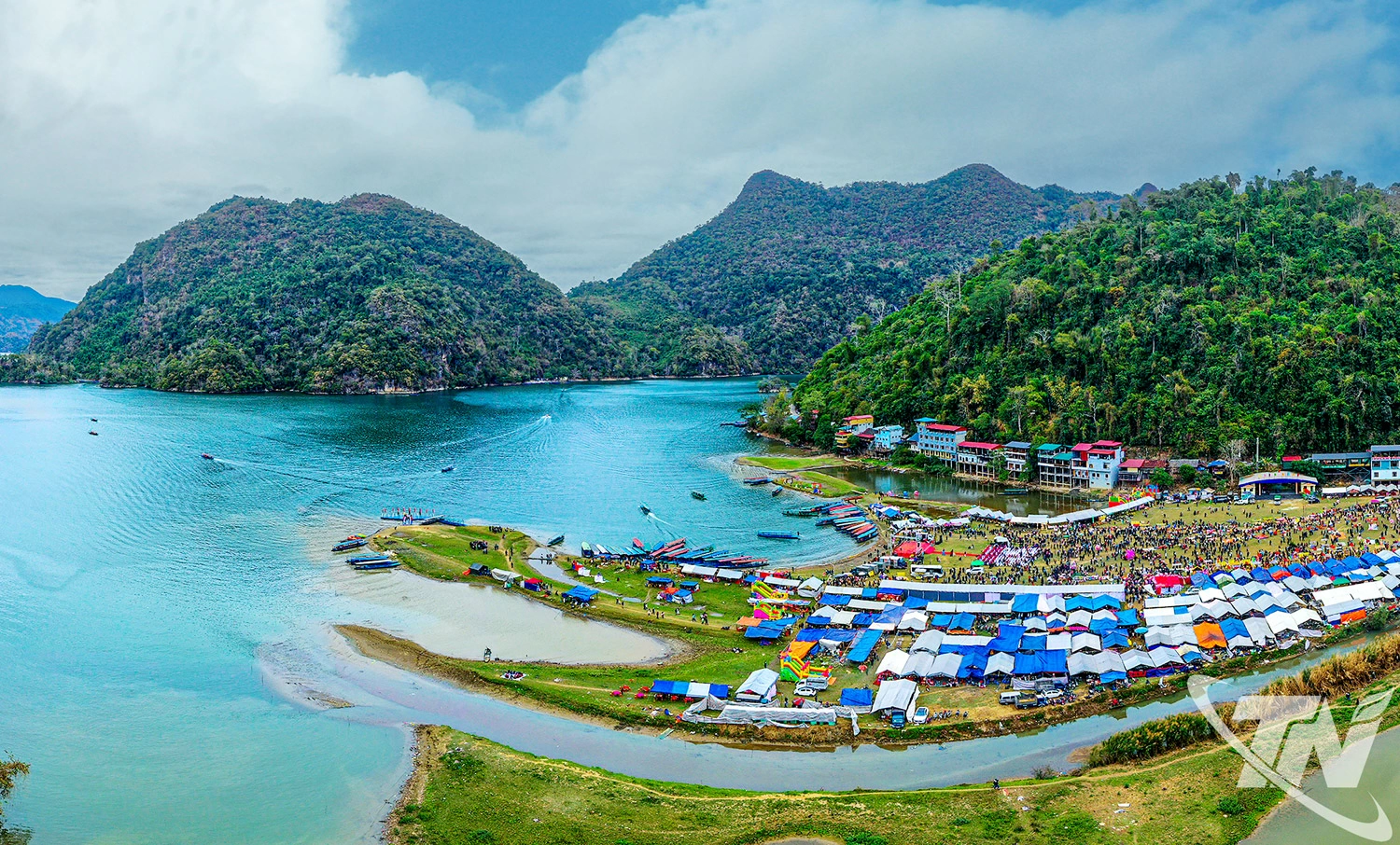 Du lịch trên địa bàn tỉnh Thái Nguyên đang tiếp tục có những bước chuyển tích cực, lượng khách và doanh thu tăng trưởng ổn định, hòa nhịp cùng các trung tâm du lịch lớn trong khu vực. Trong ảnh: Một góc khu du lịch hồ Ba Bể.