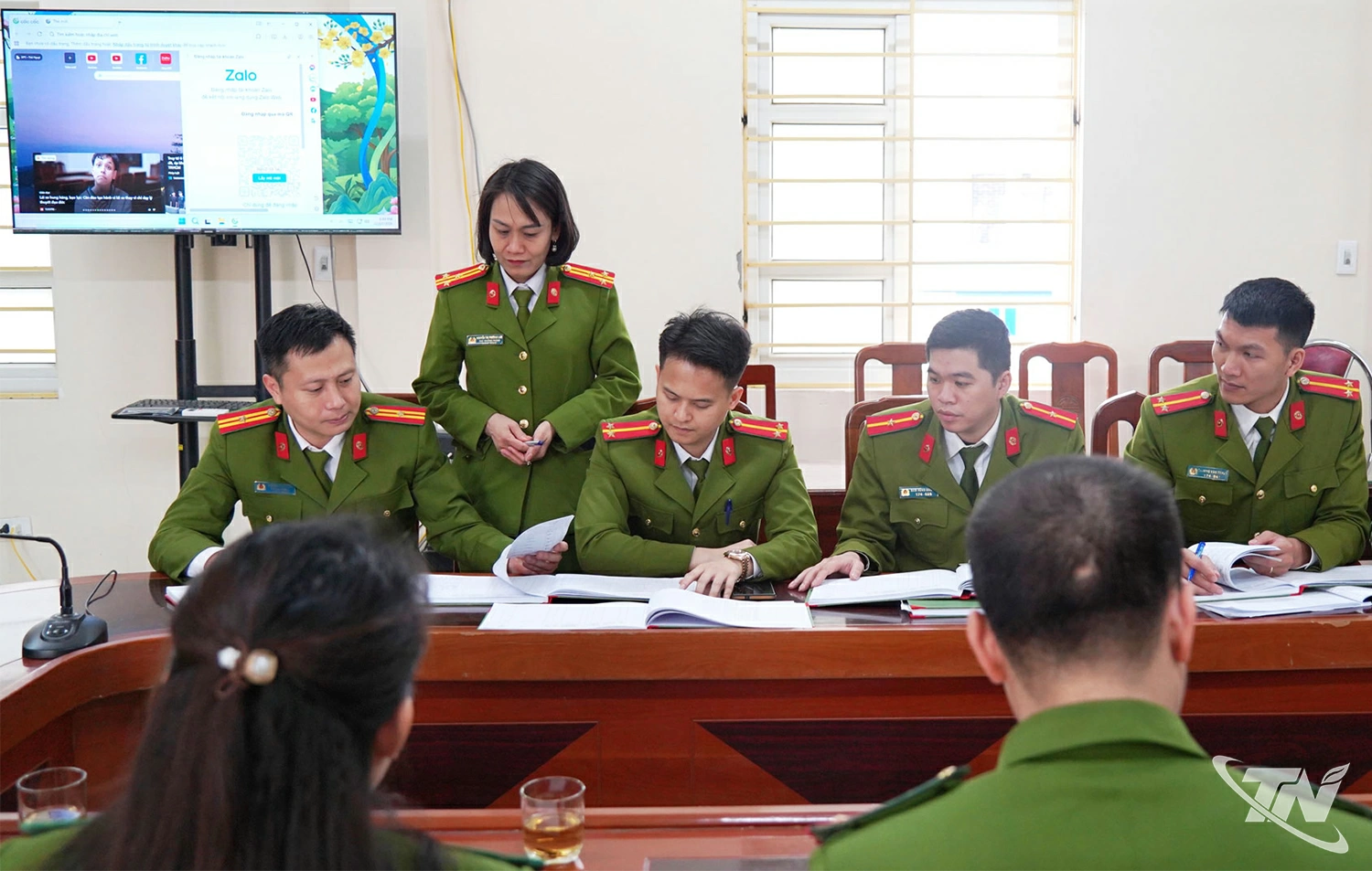 Phòng Cảnh sát Quản lý hành chính về trật tự xã hội (Công an tỉnh) và Công an xã Đại Phúc phối hợp rà soát, làm sạch dữ liệu phục vụ công tác bầu cử.