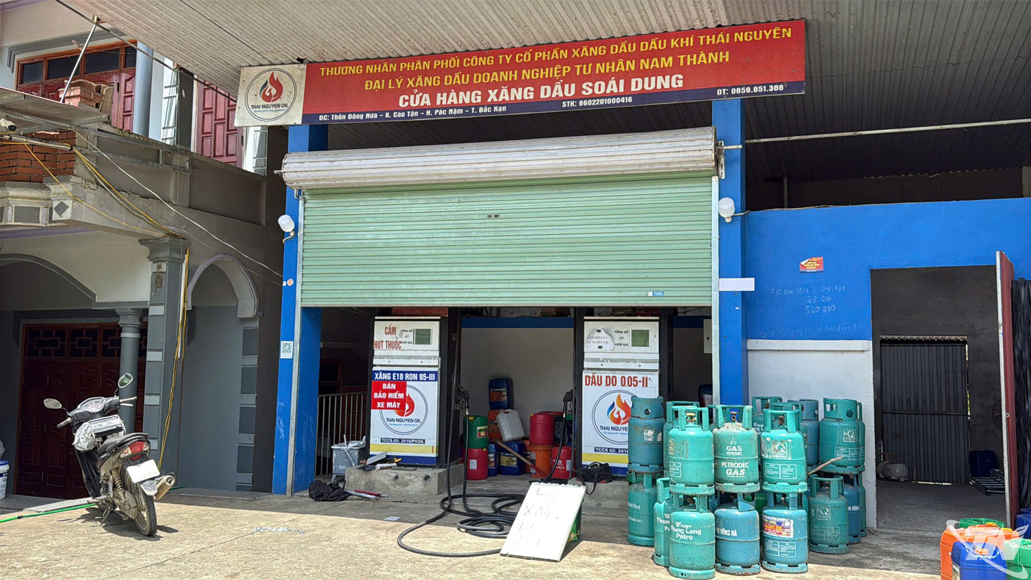 Việc cả 5 cửa hàng xăng dầu cùng ngừng hoạt động gây khó khăn cho người dân xã Cao Minh.