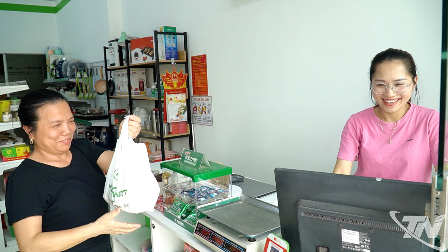 Chị Nguyễn Thị Thanh Hằng, HTX chăn nuôi Xanh, phường Bách Quang gắn bó lâu dài với công việc tại HTX.