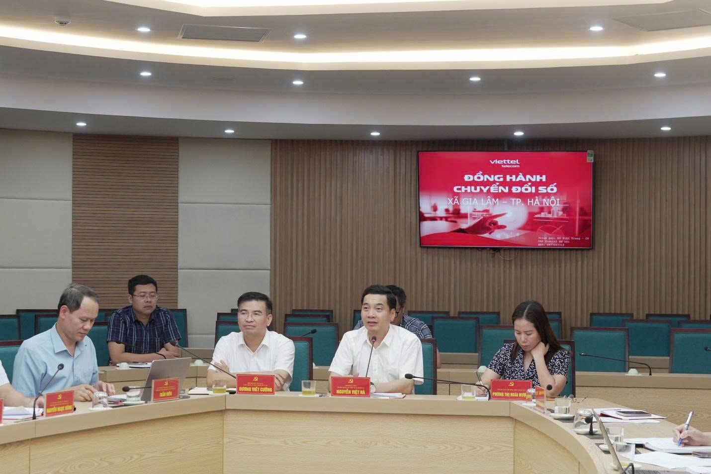 Lãnh đạo xã Gia Lâm chủ trì hội nghị triển khai các giải pháp hỗ trợ chuyển đổi số trên địa bàn xã Gia L