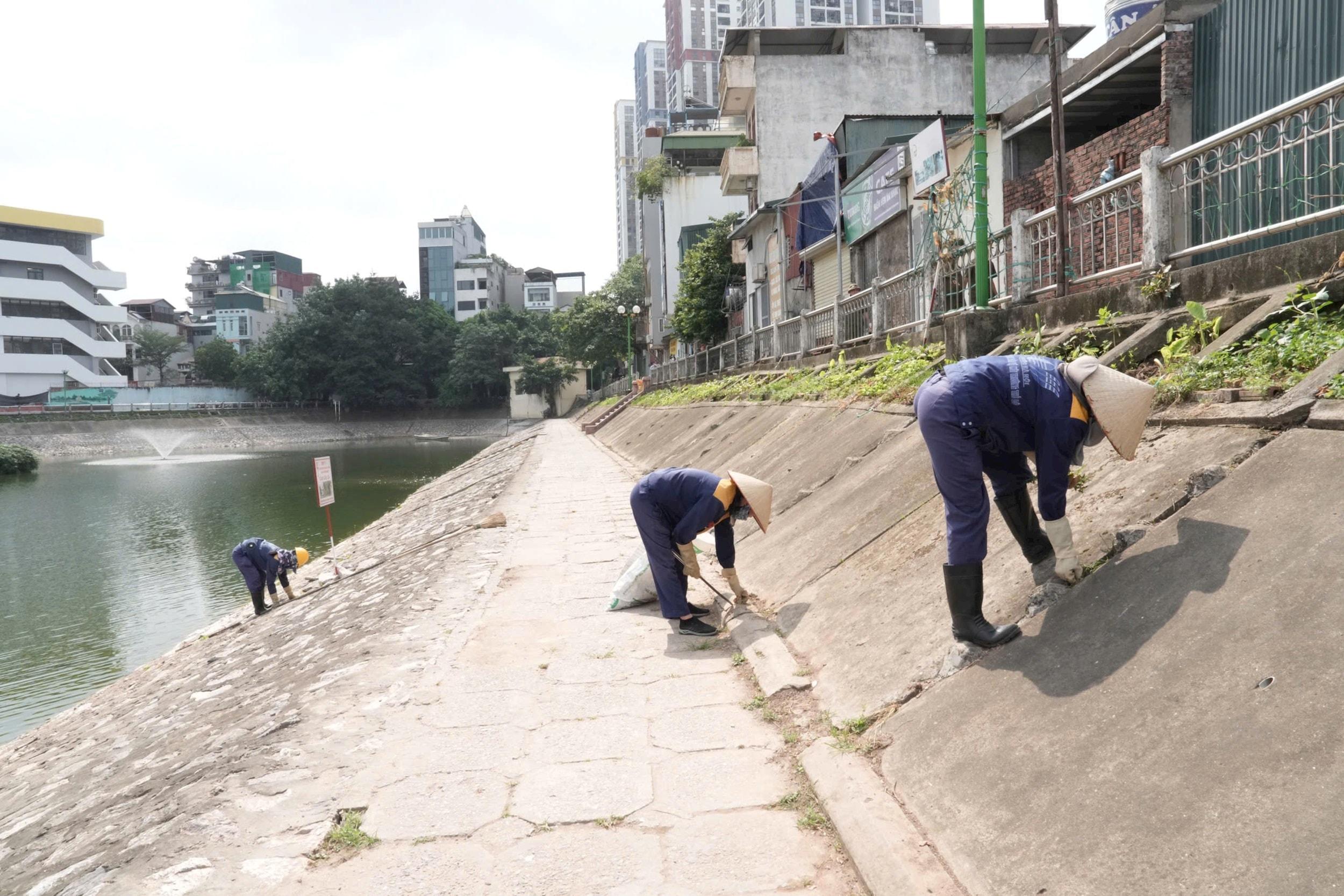 Tham gia vệ sinh môi trường tại khu vực hồ Hạ Đình. Ảnh: Hồng Thái