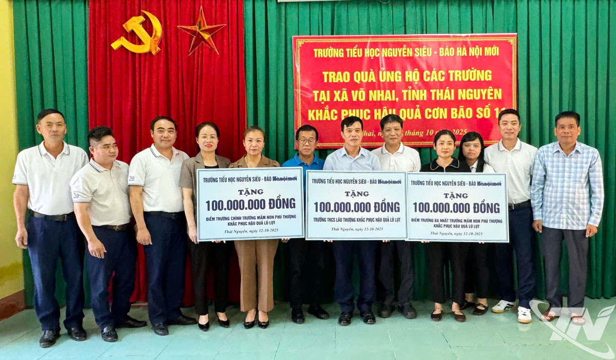 Báo Hà Nội mới, Trường Tiểu học Nguyễn Siêu trao tượng trưng 300 triệu đồng hỗ trợ các trường bị ảnh hưởng nặng do mưa lũ ở xã Võ Nhai, tỉnh Thái Nguyên.