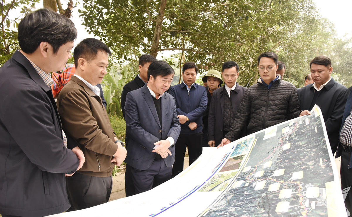 Ph&oacute; Chủ tịch Thường trực UBND tỉnh B&ugrave;i Văn Lương kiểm tra tại khu vực thi c&ocirc;ng khu t&aacute;i định cư Thanh Thịnh.