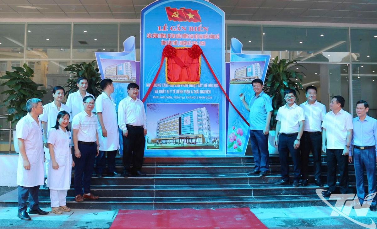 Đồng chí Nông Quang Nhất, Phó Chủ tịch UBND tỉnh và các đại biểu dự Lễ gắn biển công trình xây dựng mở rộng, nâng cấp Bệnh viện A Thái Nguyên.
