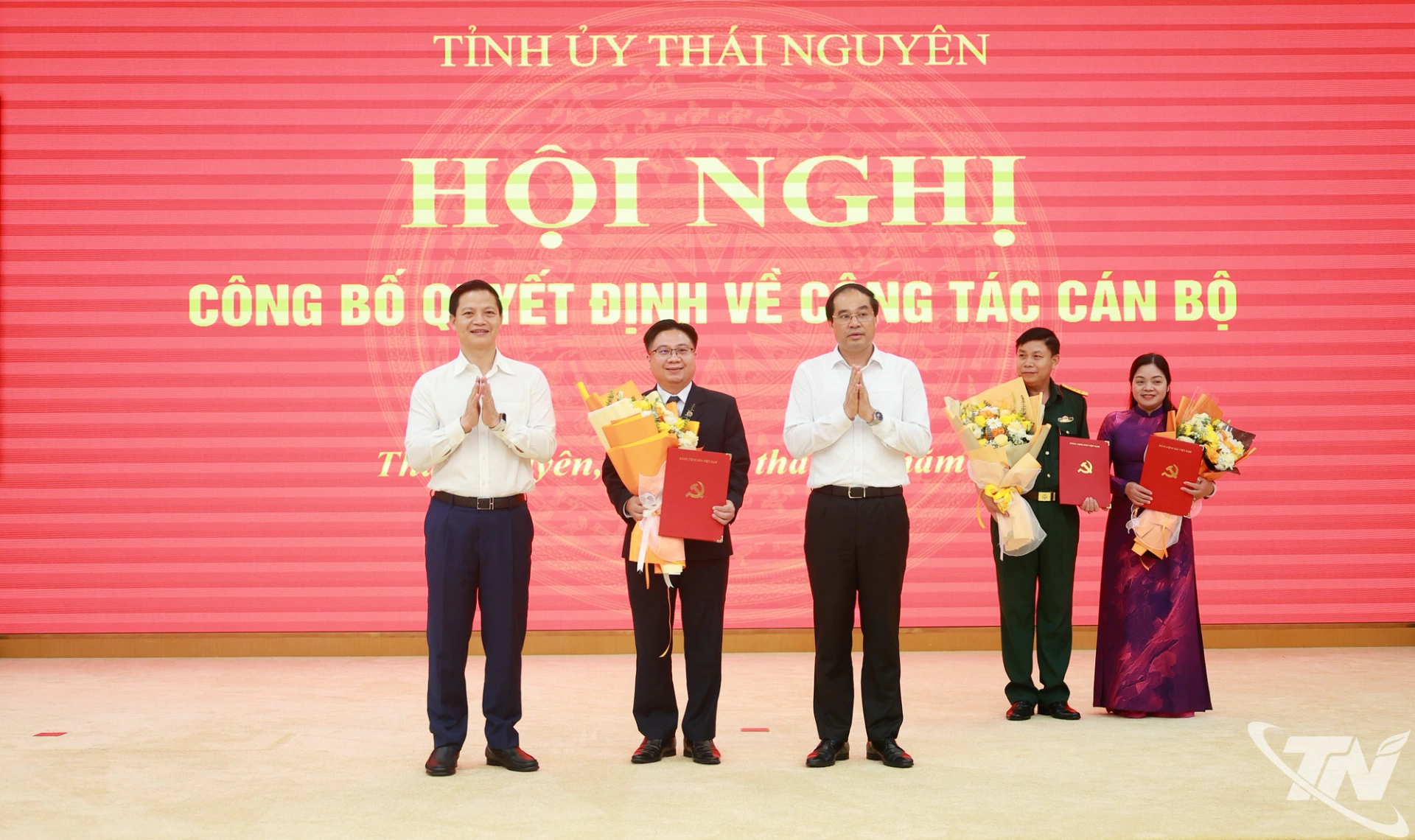Đồng chí Bí thư Tỉnh ủy và đồng chí Chủ tịch UBND tỉnh trao quyết định, chúc mừng đồng chí Phạm Lê Nguyên.