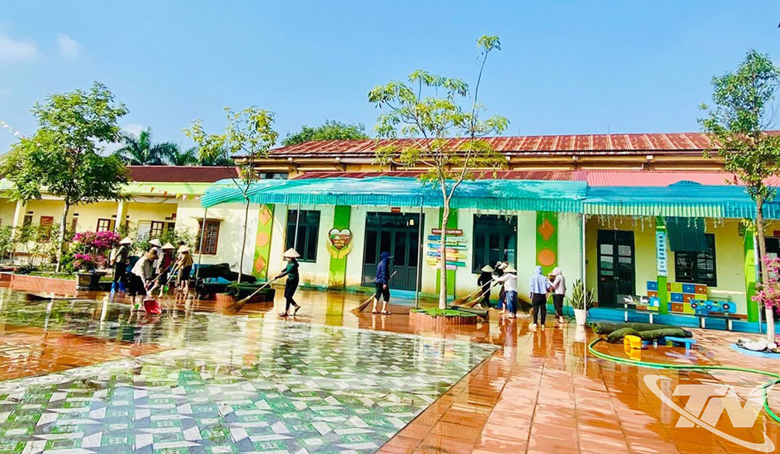 Giáo viên, phụ huynh các trường học ở xã Kha Sơn khẩn trương dọn dẹp, khôi phục lại trường lớp.