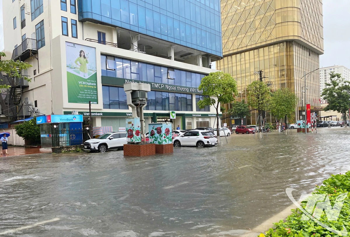 Một số tuyến phố trên địa bàn tỉnh Thái Nguyên đã ngập úng gây khó khăn cho người và phương tiện tham gia giao thông.