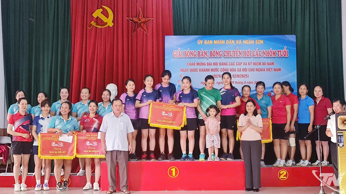 Ban Tổ chức trao giải cho các đội bóng chuyền hơi tại Giải bóng bàn, bóng chuyền hơi các nhóm tuổi xã Ngân Sơn.