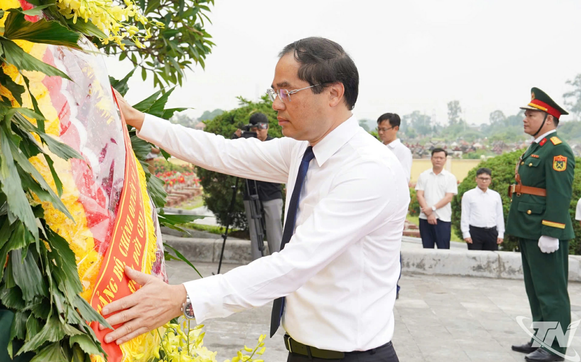 Đồng chí Bí thư Tỉnh ủy chỉnh hoa.
