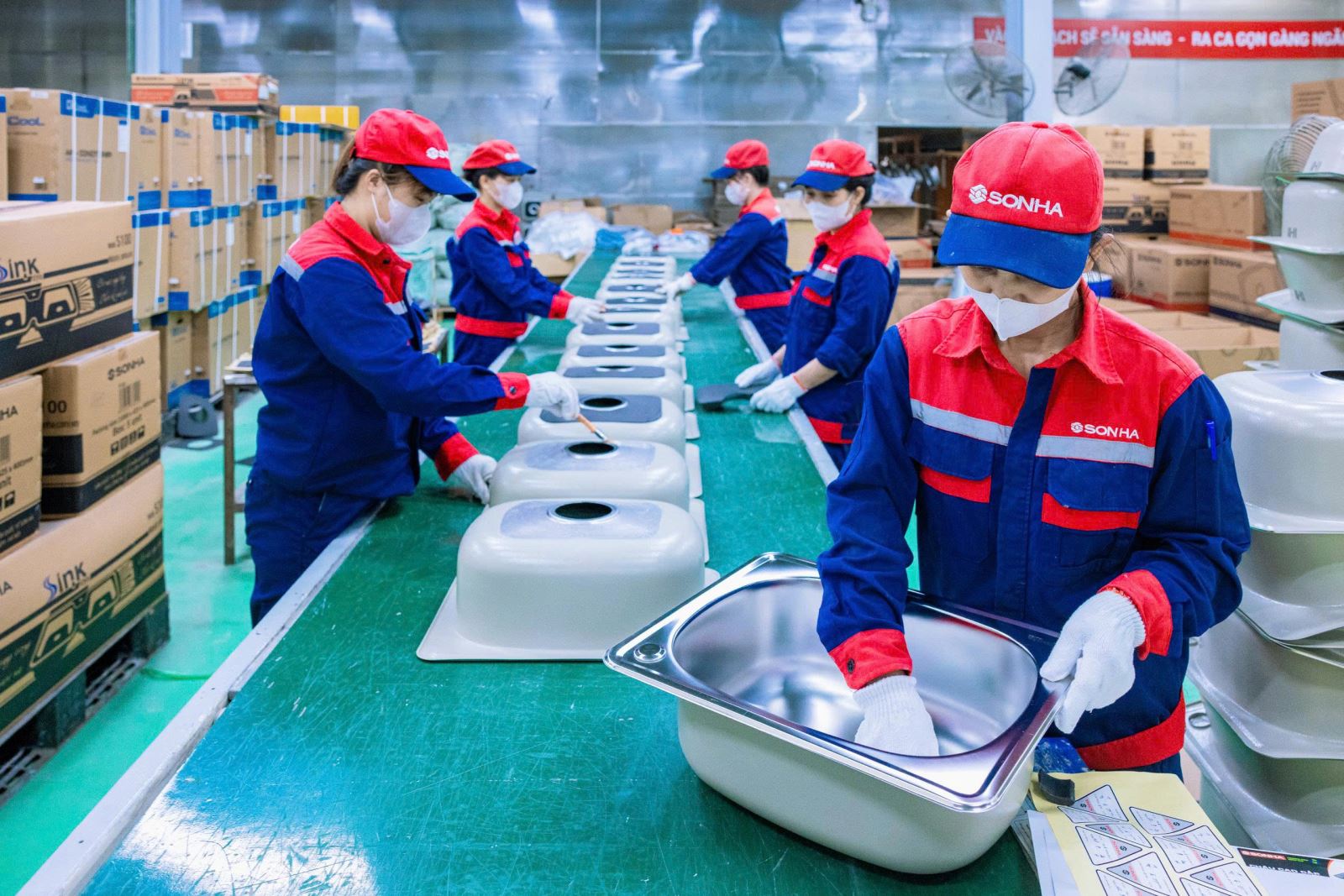 Cộng đồng doanh nghiệp mong mỏi được Nhà nước cắt giảm tối thiểu 30% điều kiện kinh doanh, thời gian và chi phí tuân thủ thủ tục hành chính. Ảnh: SH