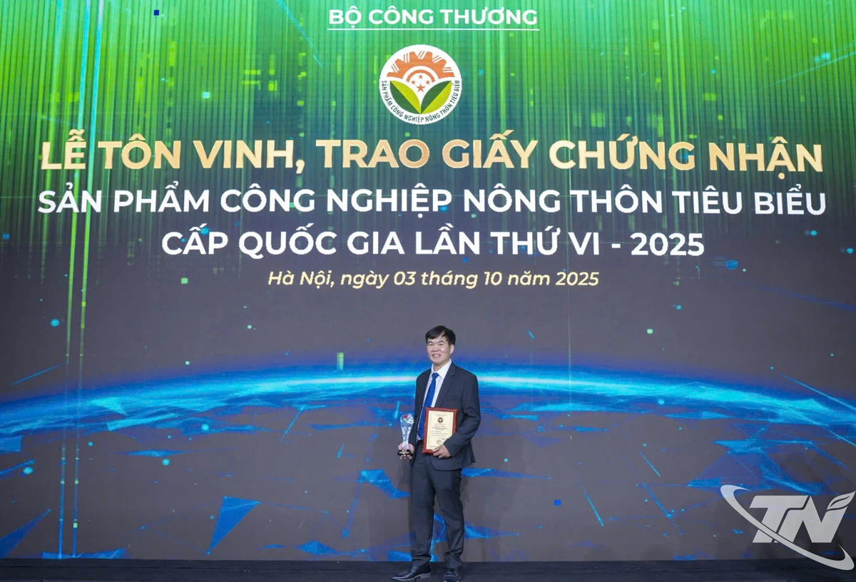 Ông Hà Văn Cường, Giám đốc Công ty Cổ phần Nông sản Bắc Kạn nhận chứng nhận “Sản phẩm công nghiệp nông thôn tiêu biểu cấp quốc gia.