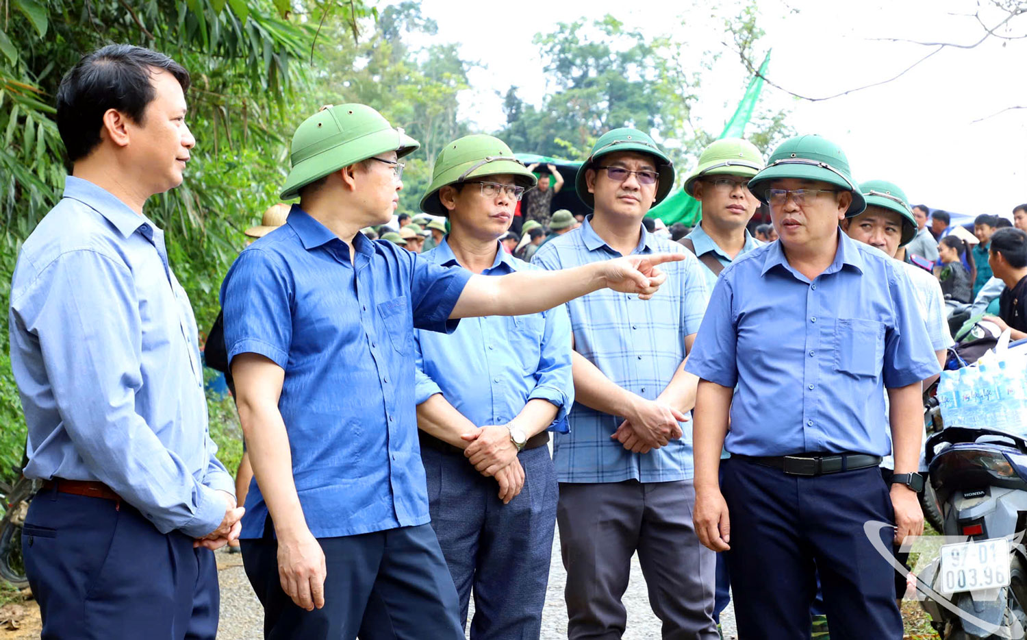 Đồng chí Đinh Quang Tuyên đề nghị xã Văn Lang nghiên cứu, đề xuất phương án lâu dài để ổn định đời sống của bà con vùng bị ngập thôn Kim Vân