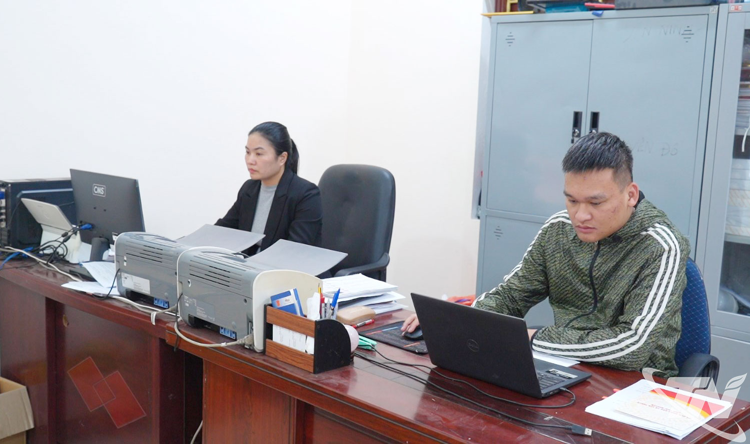 Cán bộ Trung tâm Dịch vụ tổng hợp xã Yên Trạch thực hiện tuyên truyền về bầu cử trên không gian mạng.