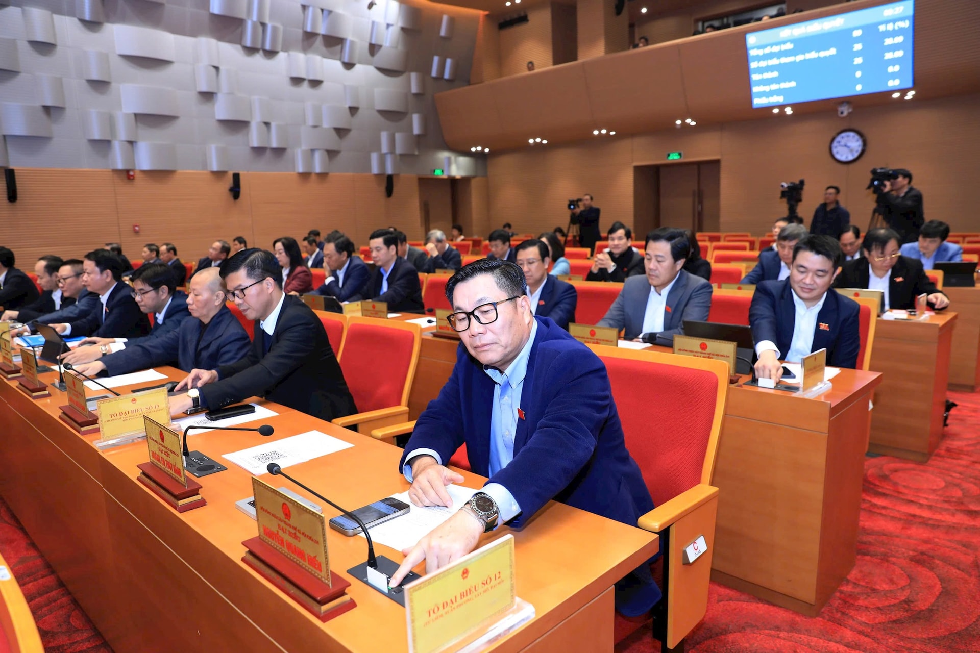 Đại biểu bấm n&uacute;t th&ocirc;ng qua nghị quyết. Ảnh: Viết Th&agrave;nh