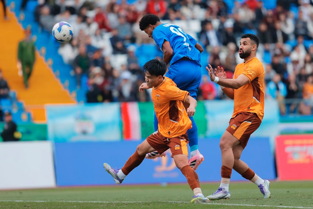 Ph&uacute;t 24, Amarildo (số 99) bật cao đ&aacute;nh đầu cận th&agrave;nh đưa PVF C&ocirc;ng an nh&acirc;n d&acirc;n vươn l&ecirc;n dẫn trước 1-0.