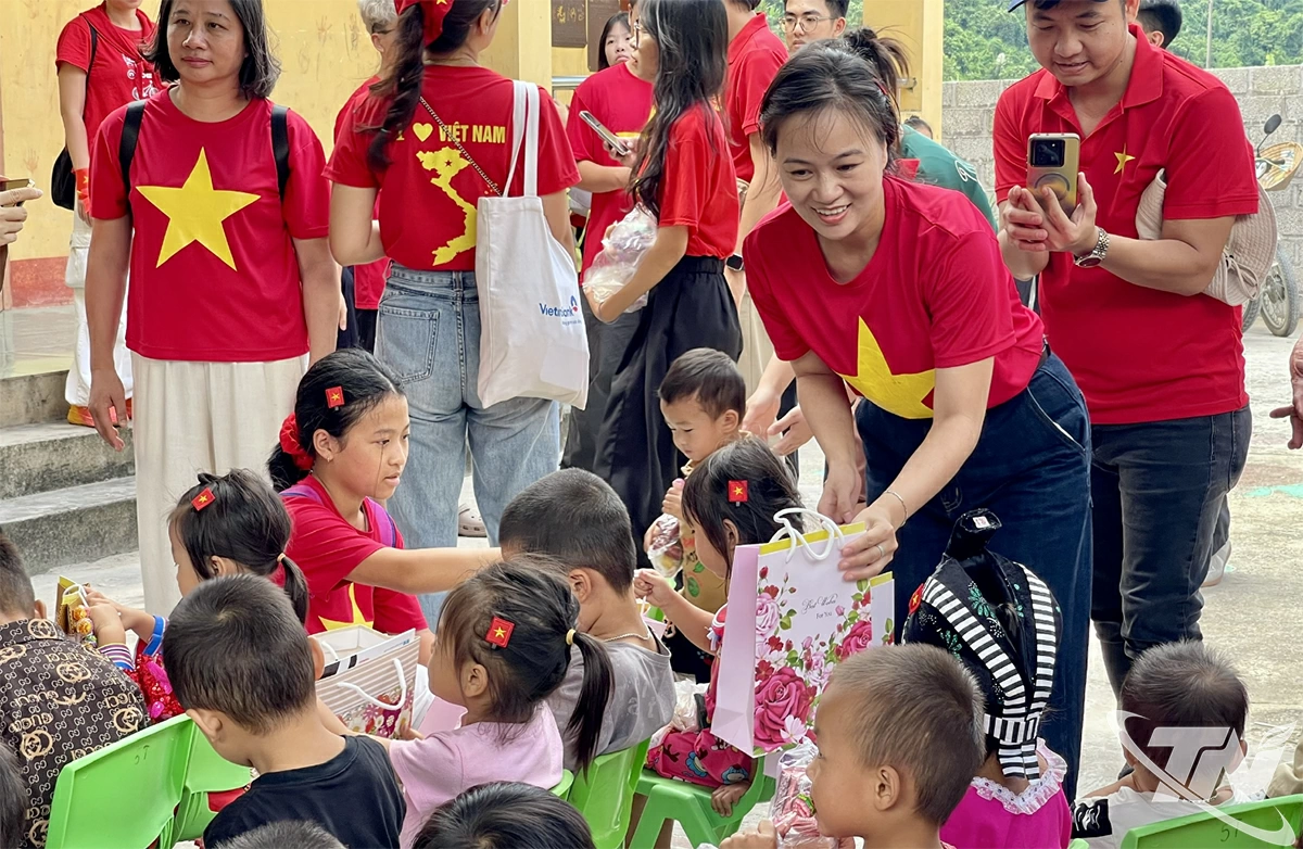 Nhà tài trợ trao quà cho học sinh Điểm trường.