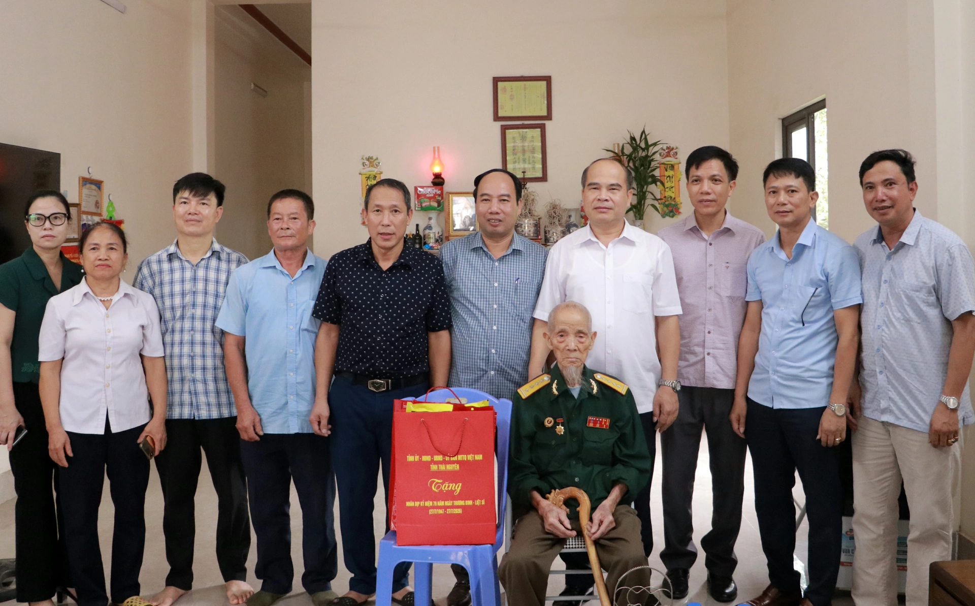 Đoàn công tác tặng quà cho