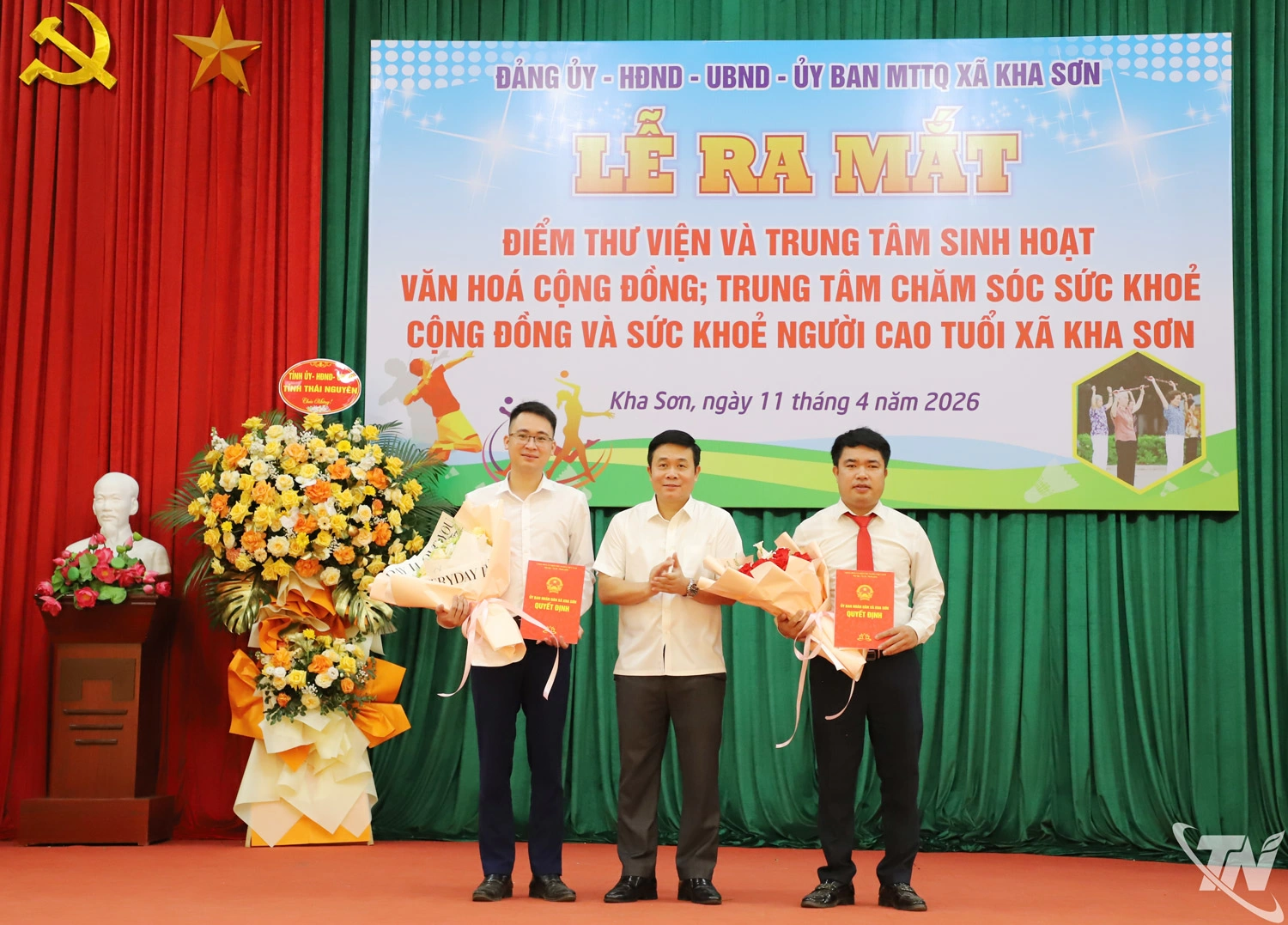 Trao quyết định thành lập Trung tâm chăm sóc sức khỏe cộng đồng và chăm sóc sức khỏe người cao tuổi; Thư viện và Trung tâm sinh hoạt văn hóa cộng đồng xã Kha Sơn.  