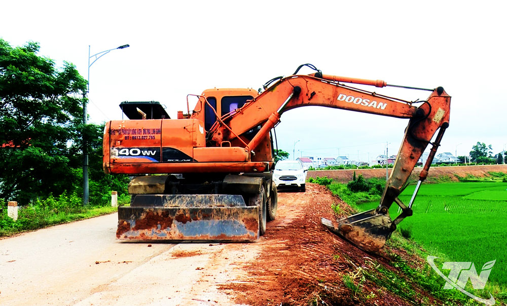 Thi công khắc phục sạt lở trên tuyến đê Hà Châu tại khu vực phường Trung Thành.