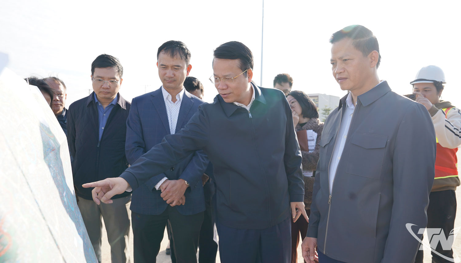 L&atilde;nh đạo phường Phan Đ&igrave;nh Ph&ugrave;ng b&aacute;o c&aacute;o c&ocirc;ng t&aacute;c tuy&ecirc;n truyền, vận động người d&acirc;n phối hợp triển khai Dự &aacute;n.