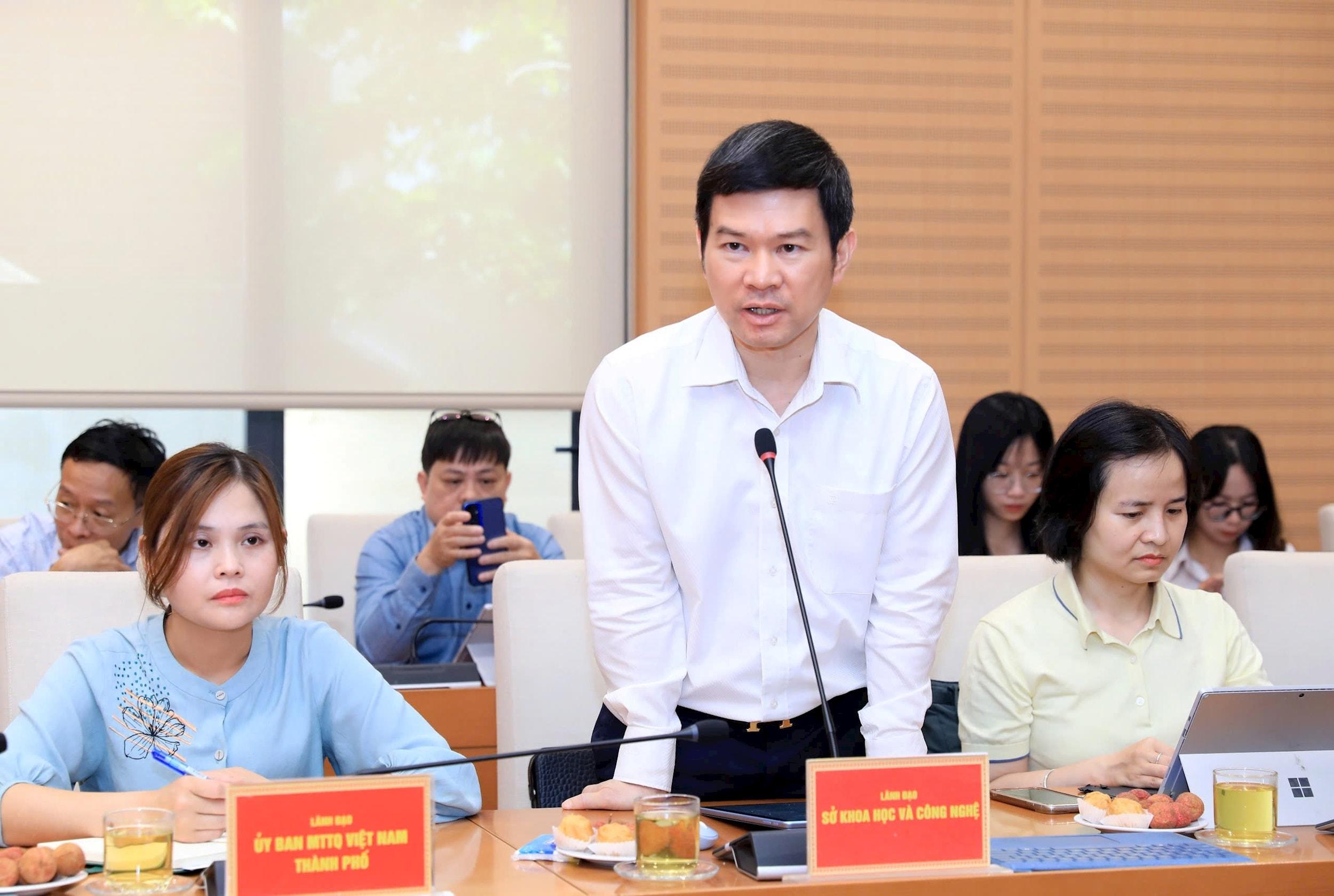Đại diện Sở Khoa học và Công nghệ báo cáo tiến độ xây dựng nội dung dự thảo nghị quyết trình kỳ họp thứ tư HĐND thành phố sắp tới. Ảnh: Lê Hải