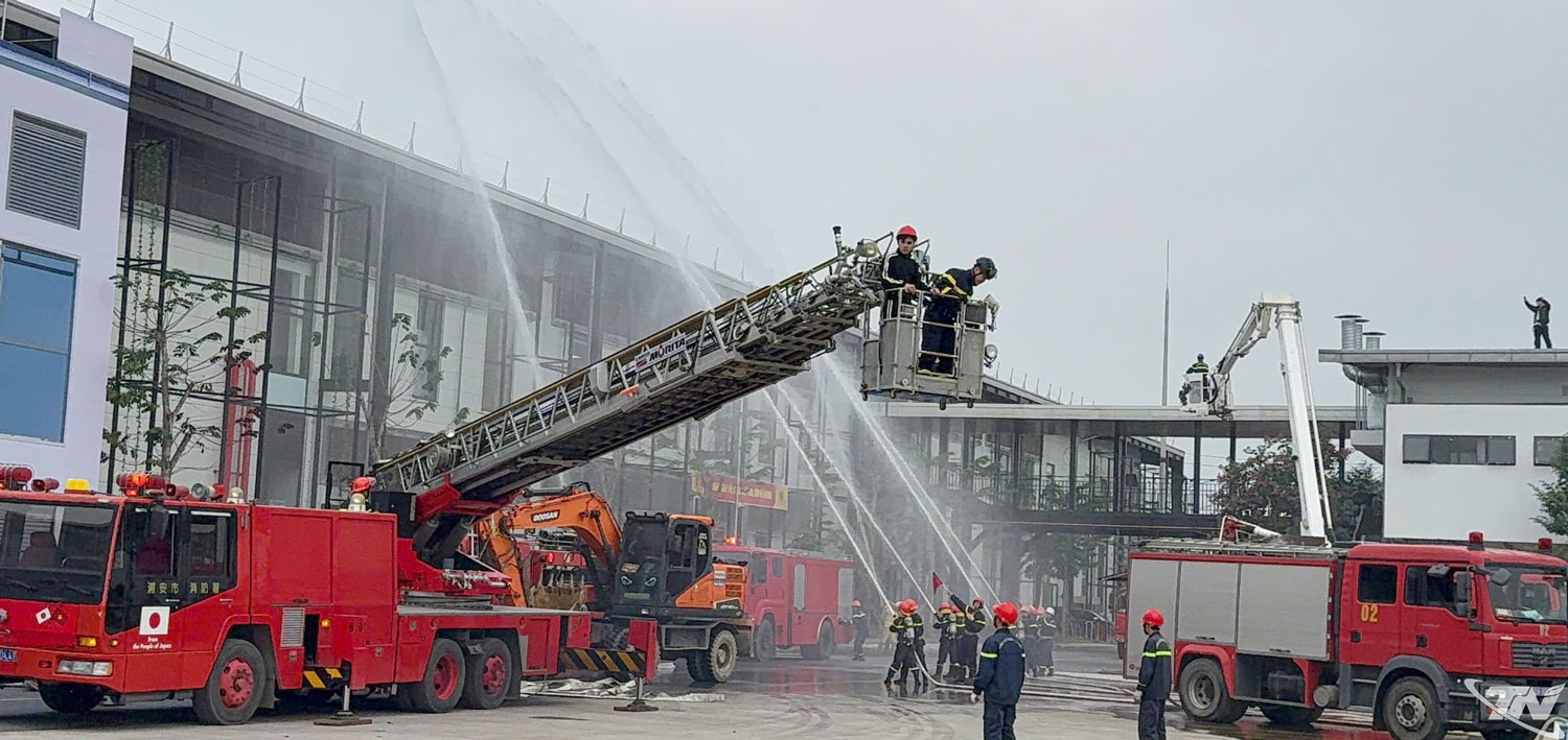 Huy động xe thang cứu nạn từ tr&ecirc;n cao