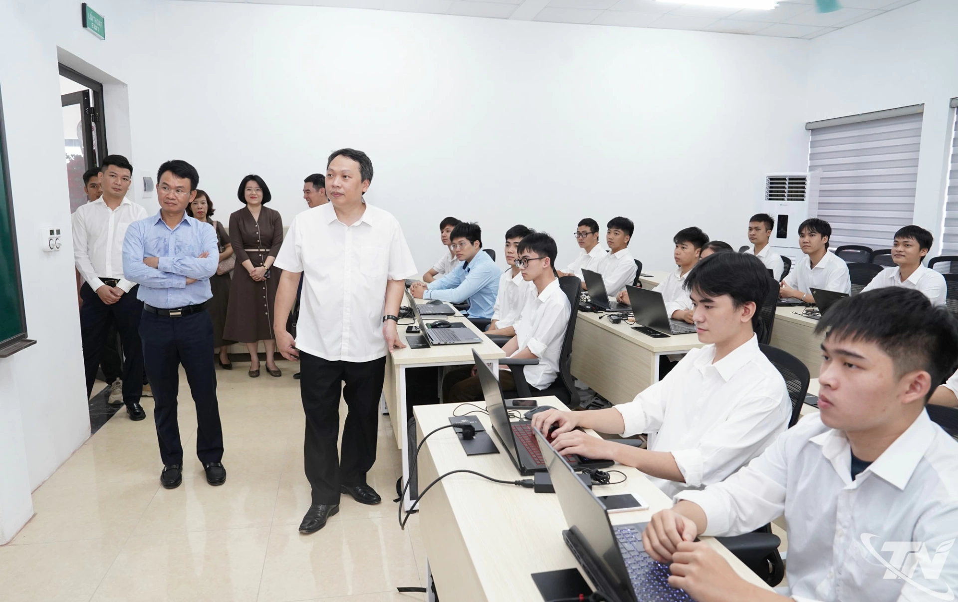 Thứ trưởng Bộ Văn hóa, Thể thao và Du lịch Nguyễn Huy Dũng thăm Thư viện Phúc Giang – đơn vị nằm trong Hệ sinh thái hợp tác Nhà nước - Nhà trường - Doanh nghiệp.