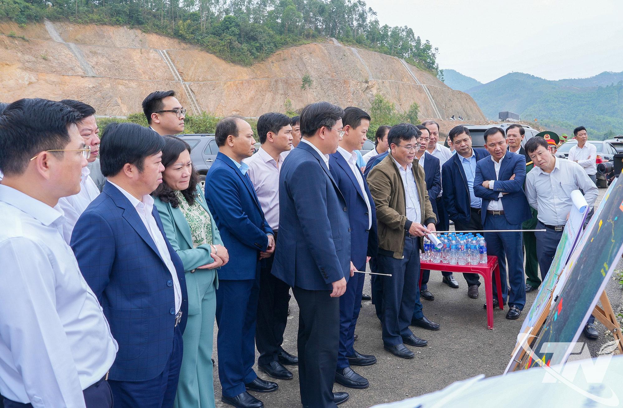 Đoàn công tác của tỉnh Thái Nguyên và tỉnh Phú Thọ khảo sát thực tế vị trí điểm cuối Tuyến đường liên kết, kết nối các tỉnh Thái Nguyên, Bắc Ninh và Phú Thọ (vị trí tiếp giáp với tỉnh Phú Thọ).