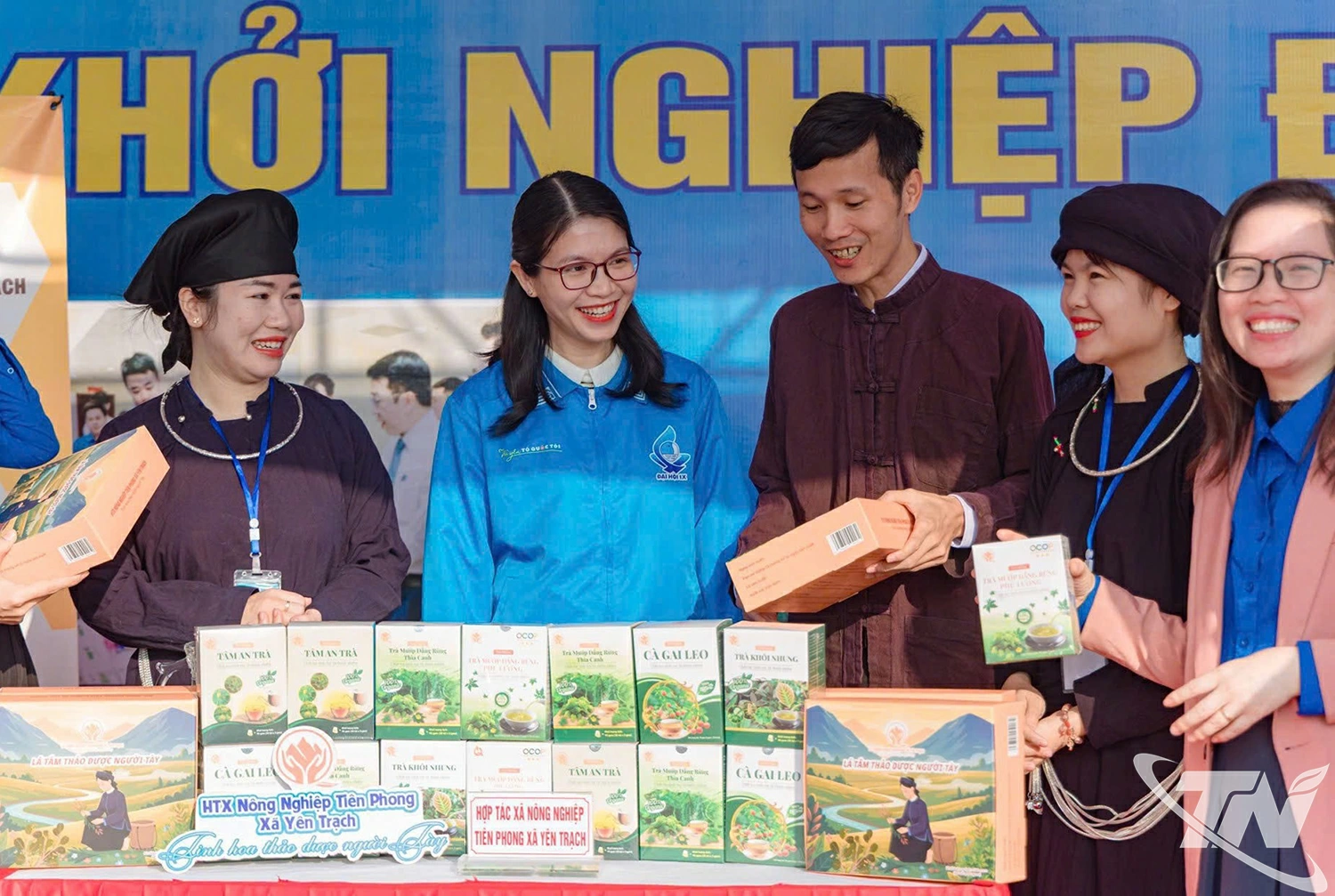 Anh Nguyễn Quốc Hoàng đang giới thiệu với mọi người về các sản phẩm dược liệu của HTX Nông nghiệp Tiên Phong.