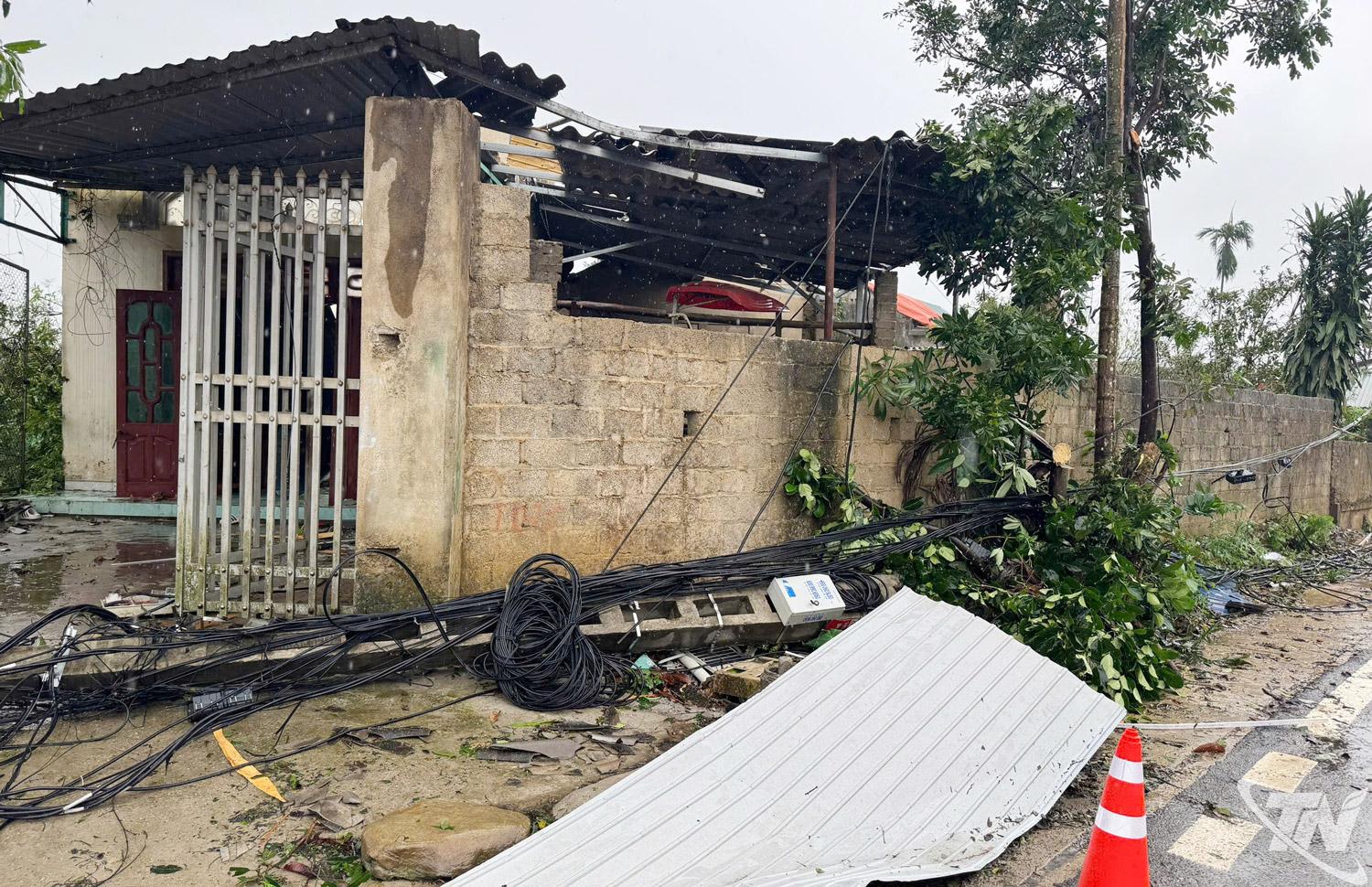 Mưa dông kèm gió mạnh gây gãy đổ nhiều cây xanh, hư hại công trình và ảnh hưởng đến hạ tầng điện tại một số khu vực trên địa bàn Thái Nguyên.