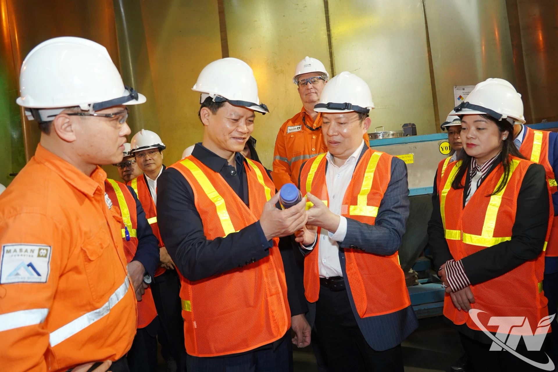 Đồng ch&iacute; Chủ tịch UBND tỉnh thăm khu vực sản xuất của c&ocirc;ng ty.