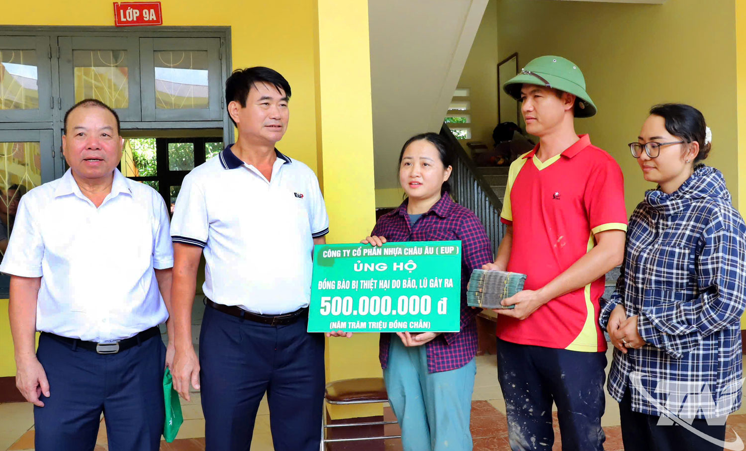 lãnh đạo Công ty Cổ phần nhựa Châu Âu (EuP) cùng Đoàn công tác của tỉnh, trực tiếp trao số tiền này để hỗ trợ Trường PTDT nội trú THCS Na Rì