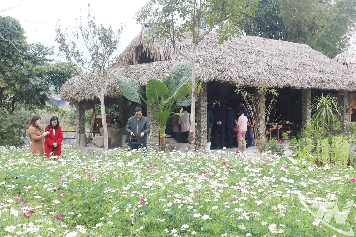 La Bằng có nhiều điểm đến thu hút khách du lịch vào kỳ nghỉ cuối tuần.(Ảnh chụp tại điểm du lịch xóm Tân Sơn).