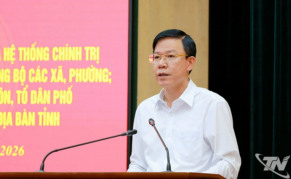 Đồng chí Dương Văn Tiến, Ủy viên Ban Thường vụ, Trưởng Ban Tổ chức Tỉnh ủy, báo cáo tóm tắt đánh giá kết quả 01 năm vận hành mô hình tổ chức tổng thể của hệ thống chính trị, mô hình chính quyền địa phương 2 cấp trên địa bàn tỉnh.