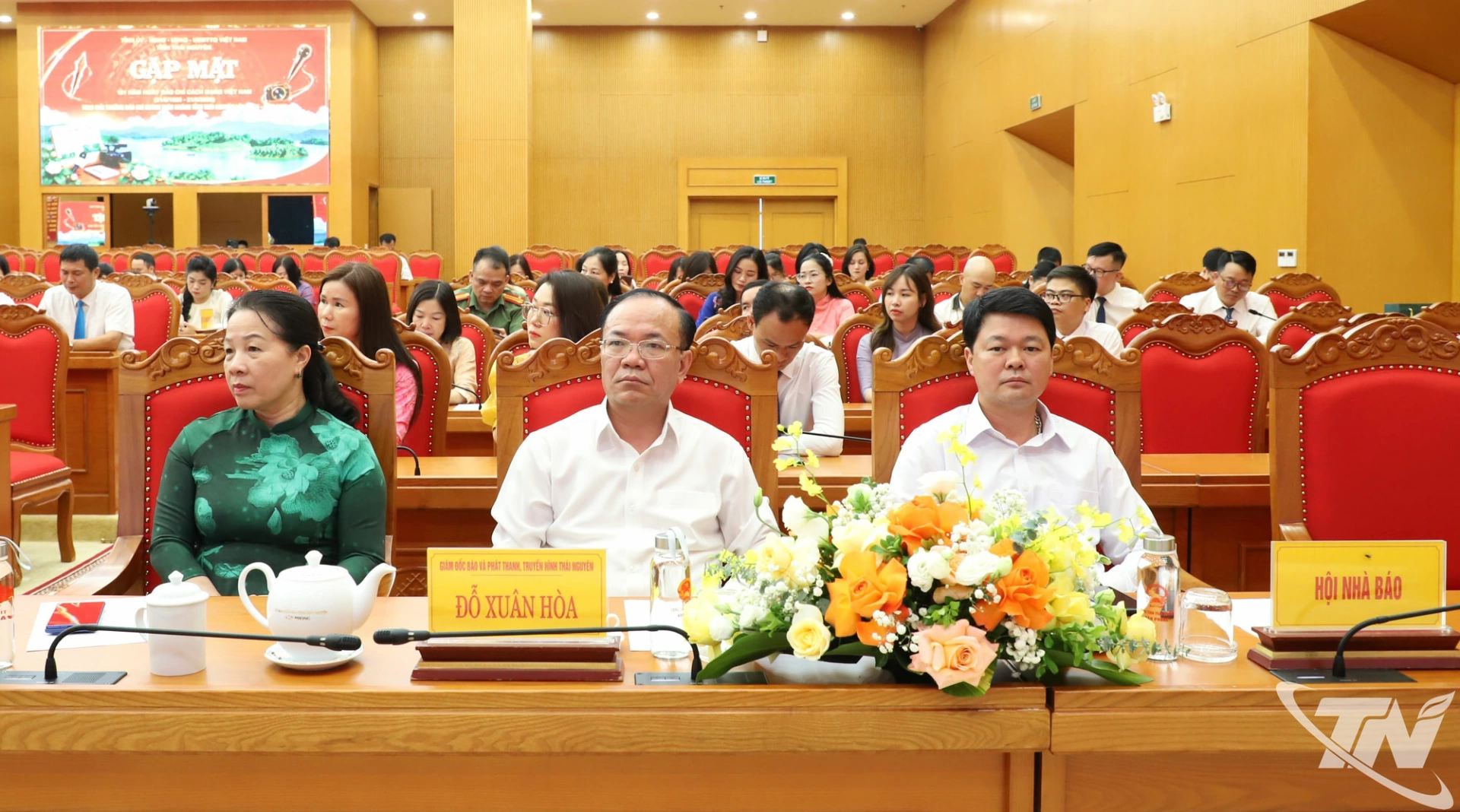 Các đại biểu, nhà báo dự buổi gặp mặt.
