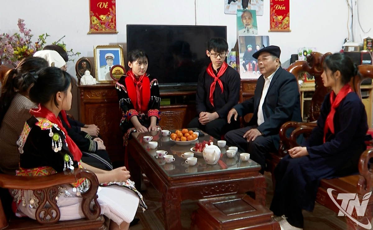 Ông Hoàng Thăng Bắc, thôn Nà Khuổi, xã Chợ Rã kể lại ký ức Phiêng Chì cho các em học sinh. Ông Hoàng Thăng Bắc, thôn Nà Khuổi, xã Chợ Rã kể lại ký ức Phiêng Chì cho các em học sinh.