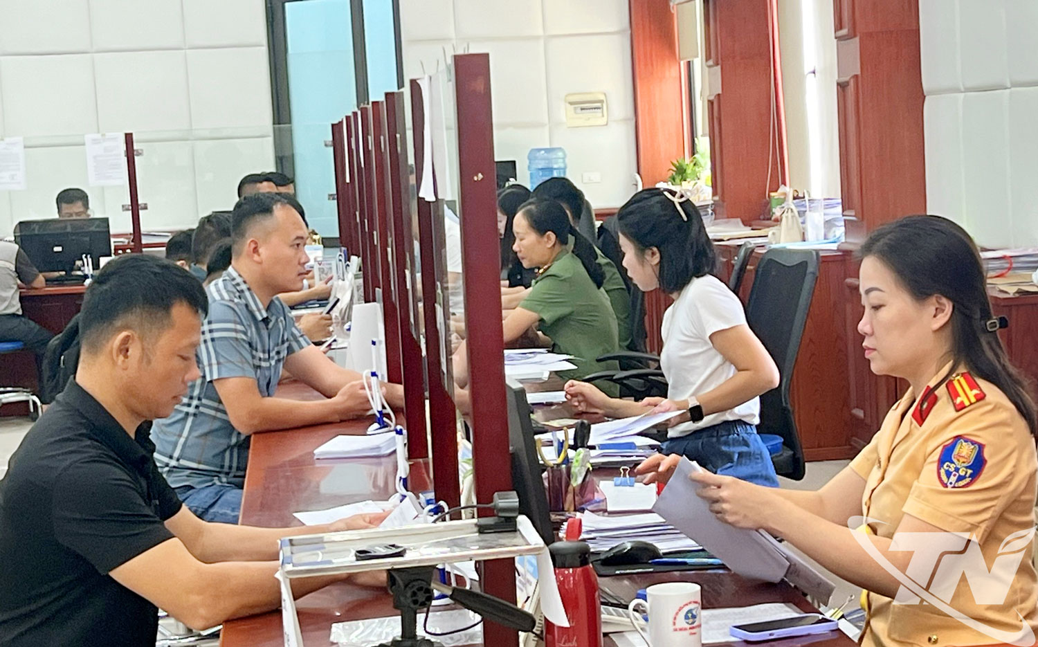 Người dân đến giải quyết thủ tục hành chính tại Trung tâm Phục vụ hành chính công tỉnh Thái Nguyên