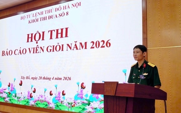 Thượng úy Đinh Văn Việt, Trợ lý Tham mưu Ban Chỉ huy Quân sự phường Phú Thượng báo cáo viên tại hội thi. Ảnh: PT