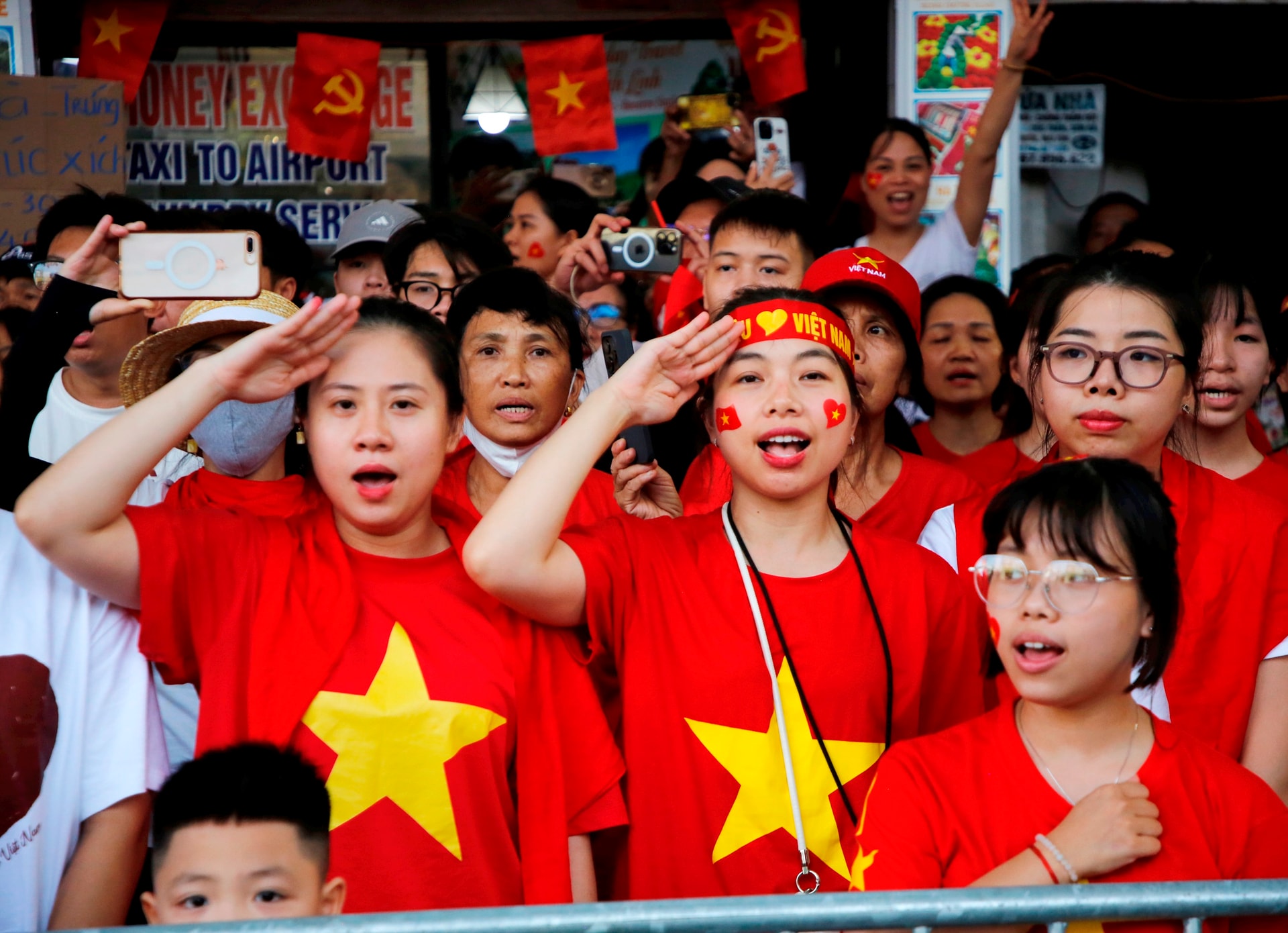 Người dân tự hào cất vang bài hát Quốc ca.