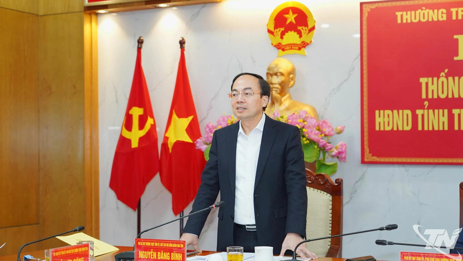 Đồng chí Chủ tịch HĐND tỉnh chỉ đạo tại hội nghị.