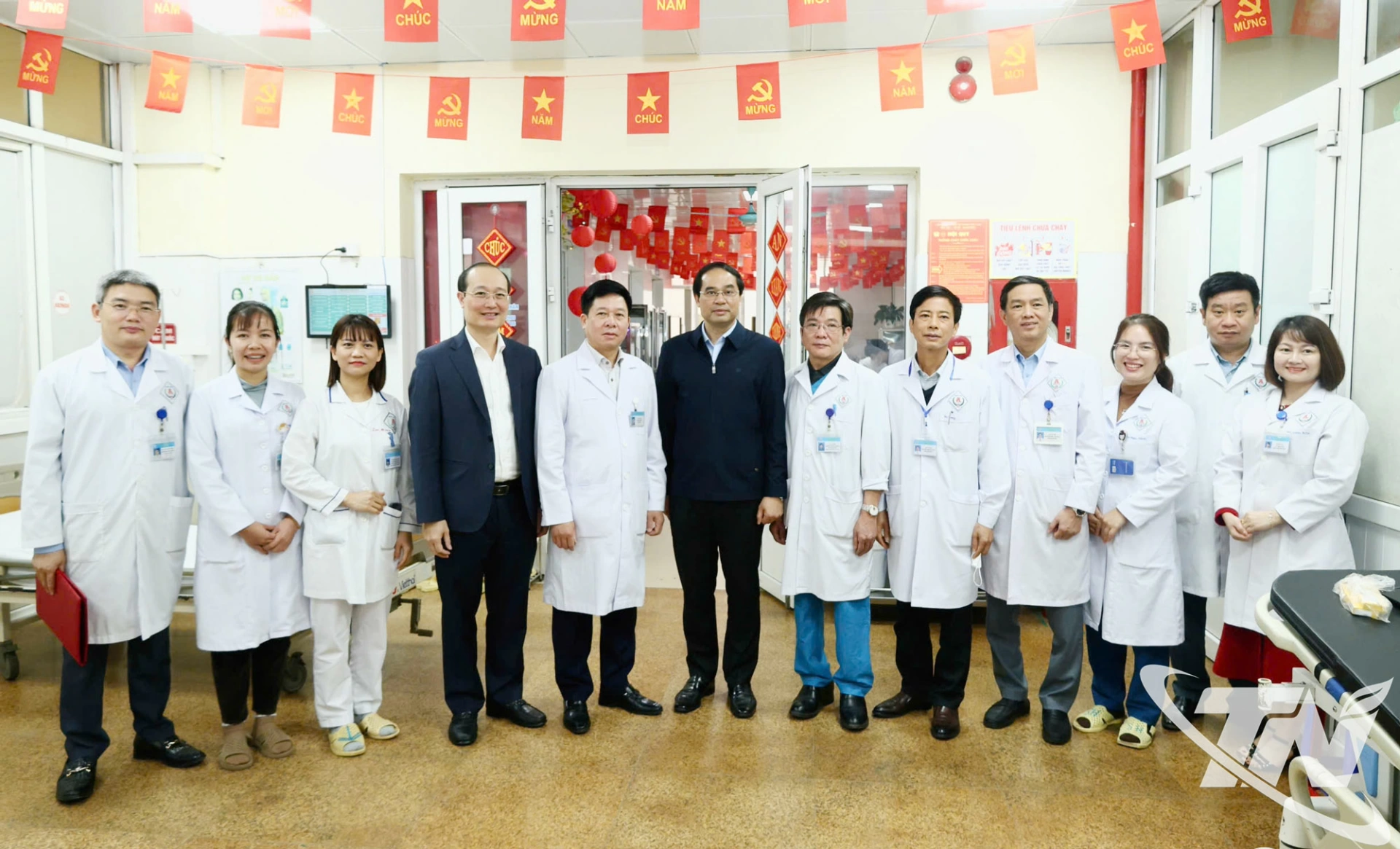 Đồng chí Bí thư Tỉnh ủy Trịnh Xuân Trường động viên các bác sĩ, nhân viên y tế Bệnh viện A Thái Nguyên làm nhiệm vụ trực Tết.